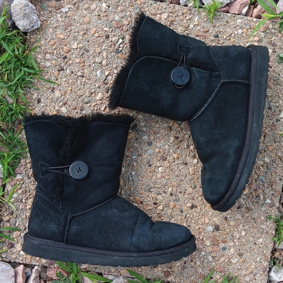 UGG Bailey button black leather shearling lined boots womens 7 - Picture 6 of 10